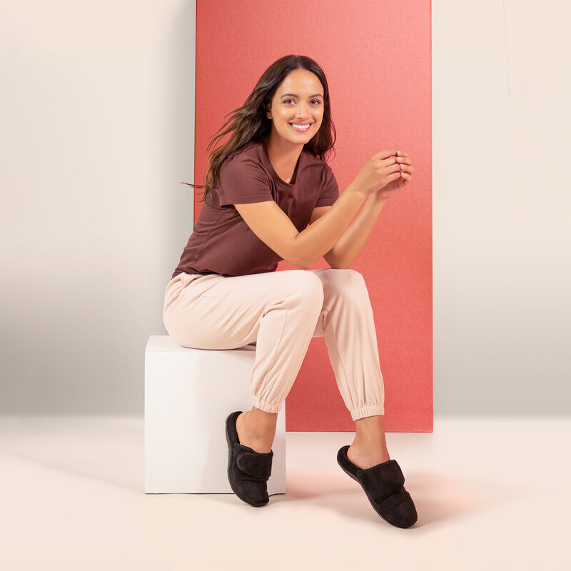 Mandy Closed Toe Slipper #color_black