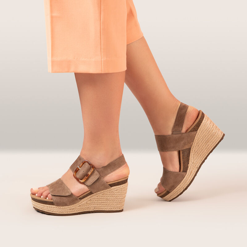 Ashley Arch Support Wedge Lifestyle #color_black