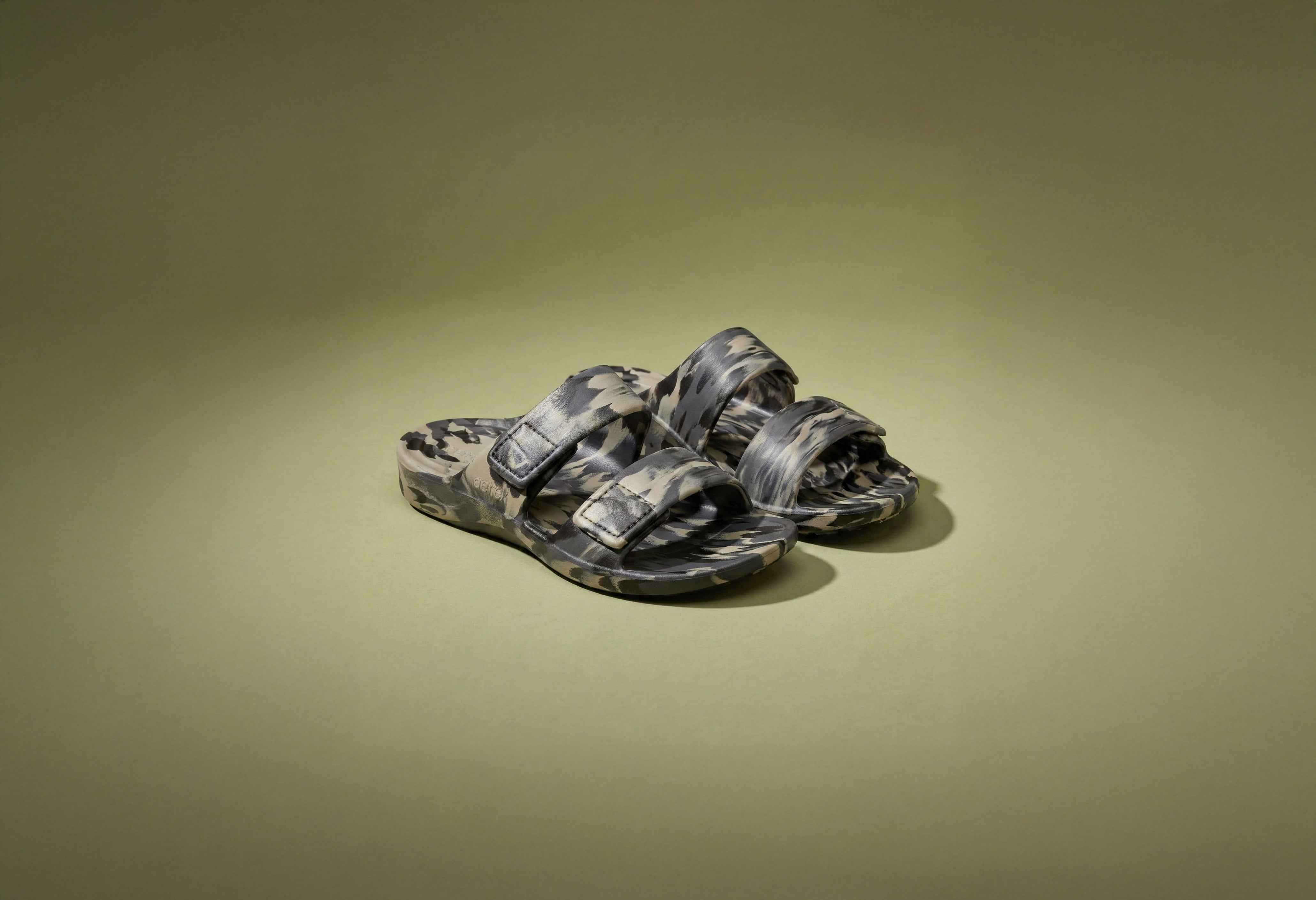 5 Best Men's Sandals for Flat Feet for All-Day Comfort